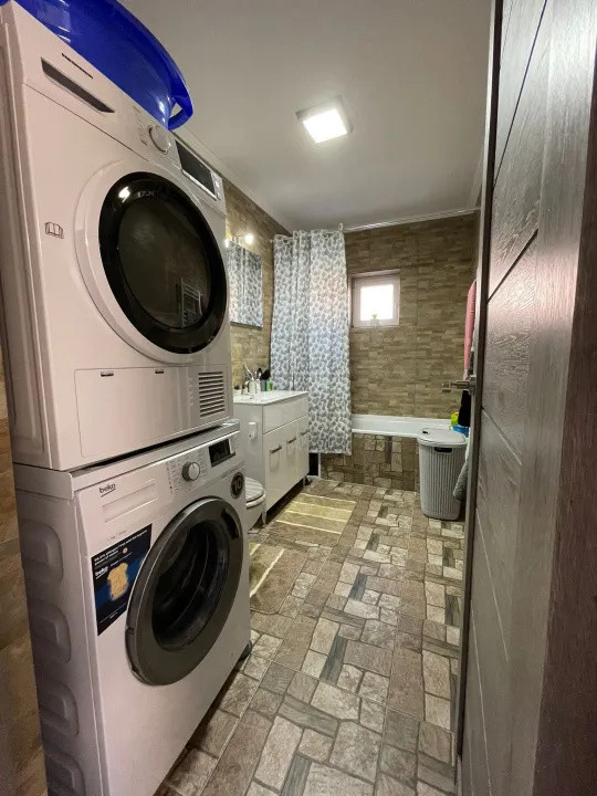 Apartament decomandat 2 camere etaj intermediar si parcare!