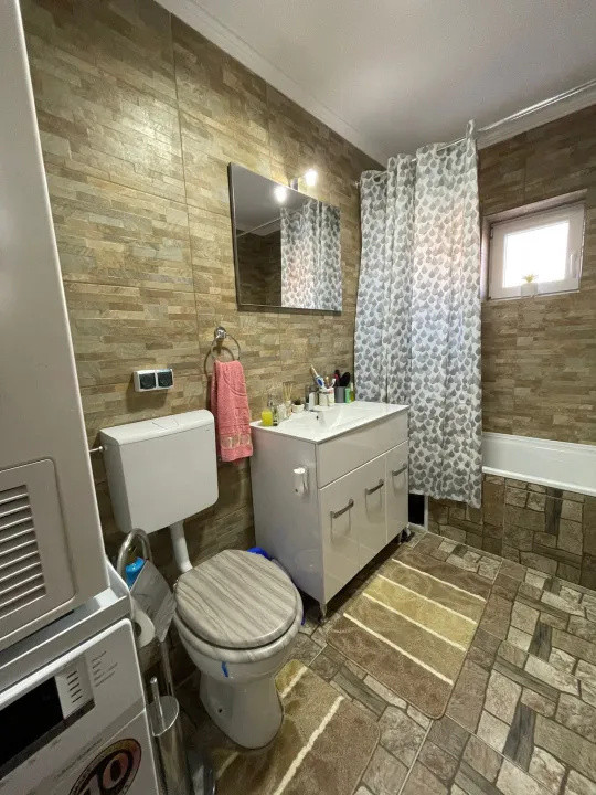 Apartament decomandat 2 camere etaj intermediar si parcare!