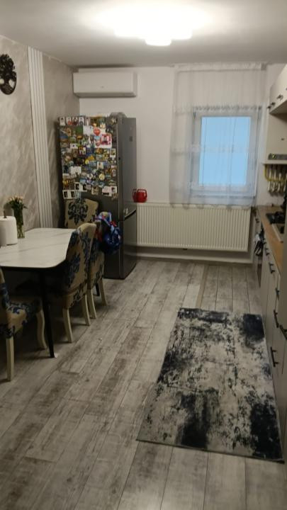 Apartament decomandat 2 camere etaj intermediar si parcare!