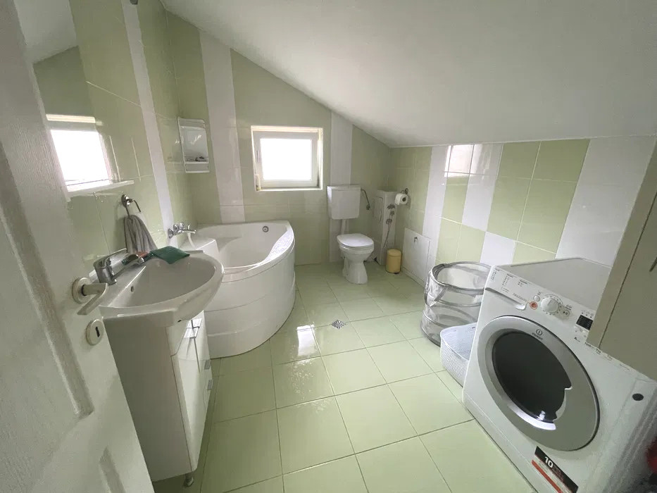 Apartament cu 3 camere, 64 mp, parcare, balcon, zona Tautiului