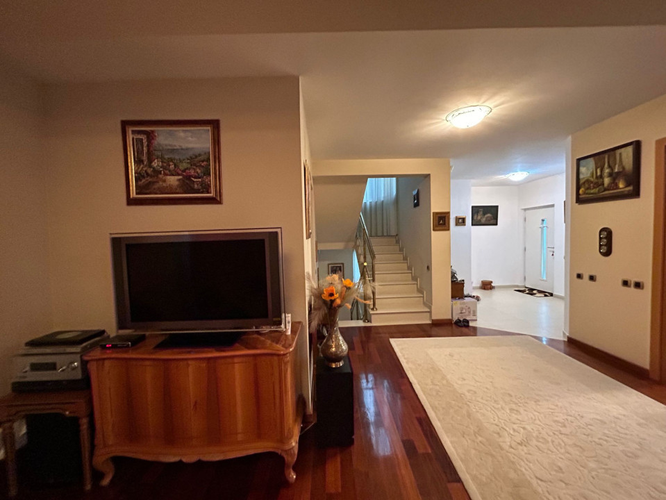 Casa individuala, 6 camere, 300 mp, 1100 mp teren, Prof Ioan Rus