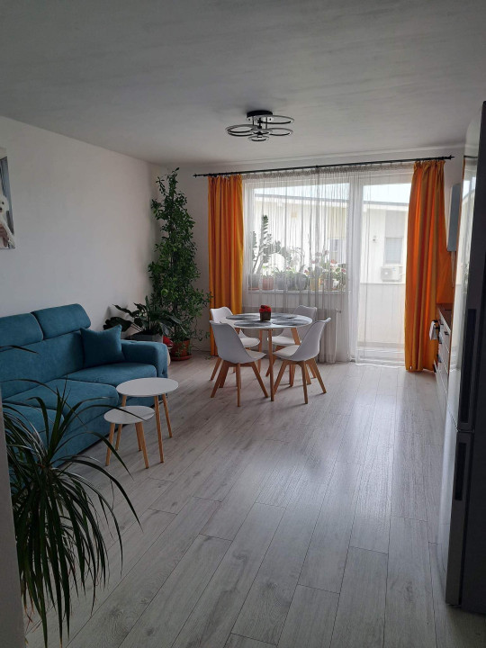 Apartament 3 camere,2 bai,2 holuri,2 balcoane
