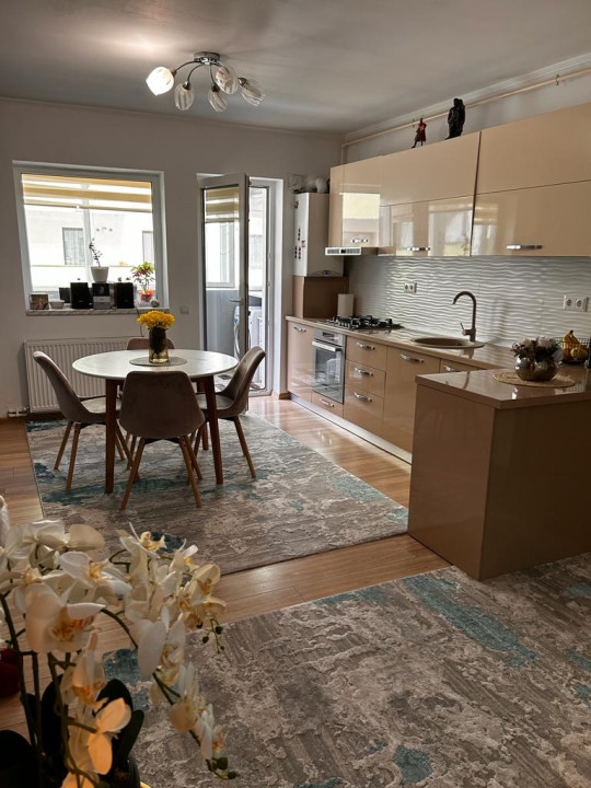 Apartament cu 3 camere, decomandat si parcare inclusa