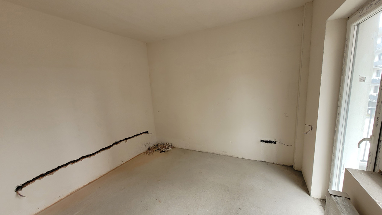 Apartament de 3 camere, semifinisat, Terasa, zona Terra 