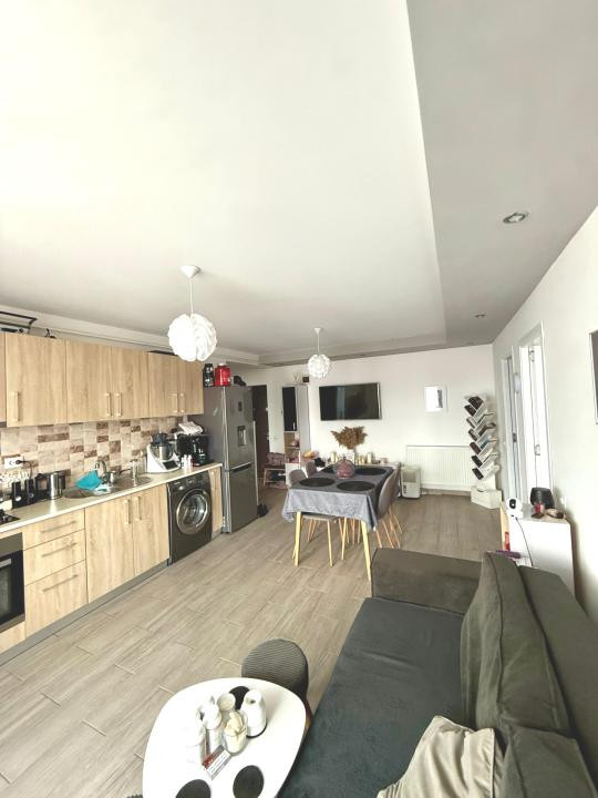 Apartament cu 3 camere, 59 mp, balcon, pe strada Porii (nr mici)