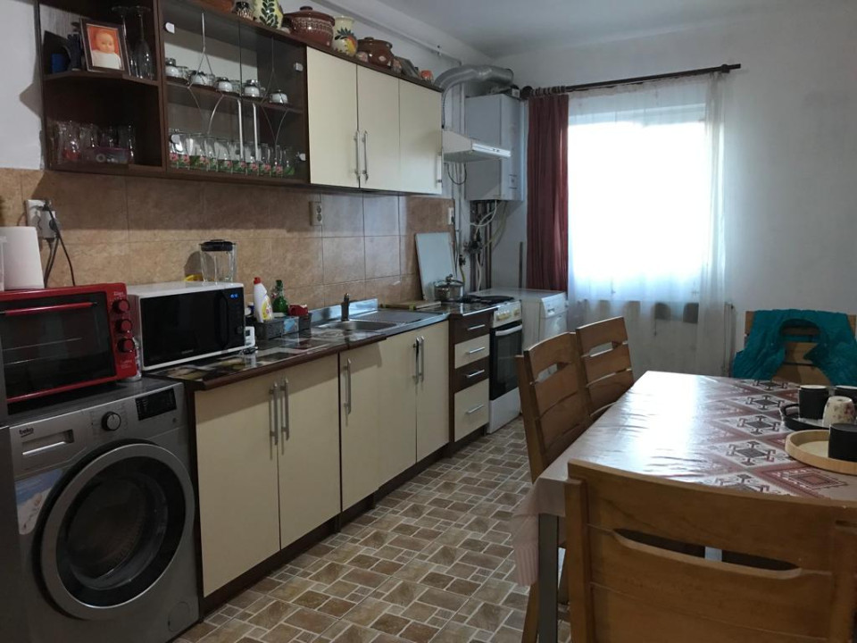 Apartament cu 3 camere, 64 mp, balcon, zona Florilor