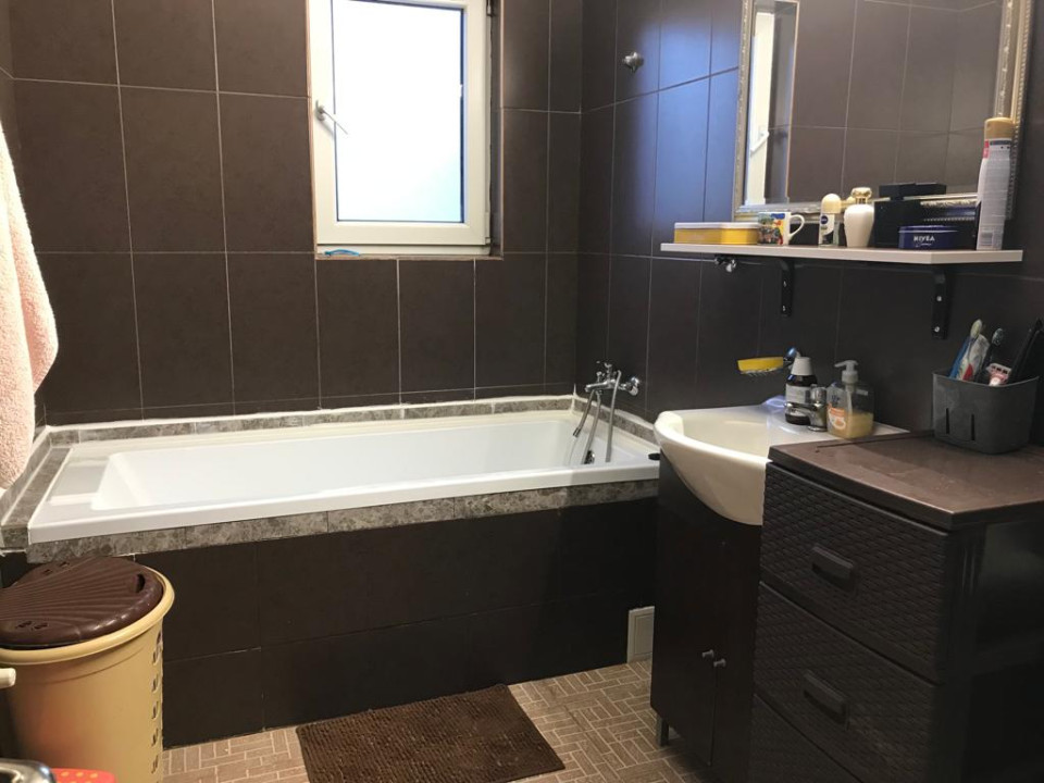 Apartament cu 3 camere, 64 mp, balcon, zona Florilor