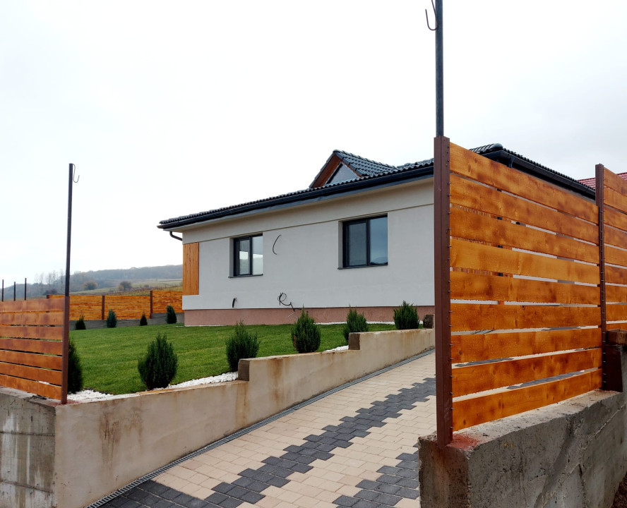 Casa individuala, 4 camere, curte 500mp, Corusu