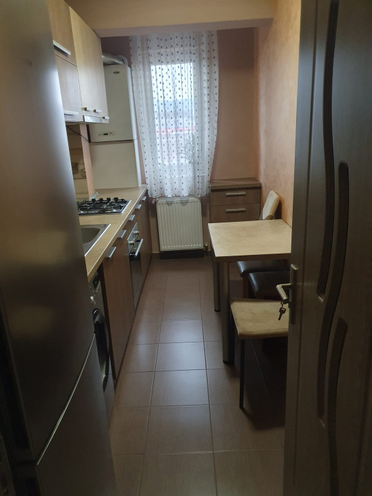 Apartament decomandat, 54 mp, 2 balcoane, parcare, zona Eroilor