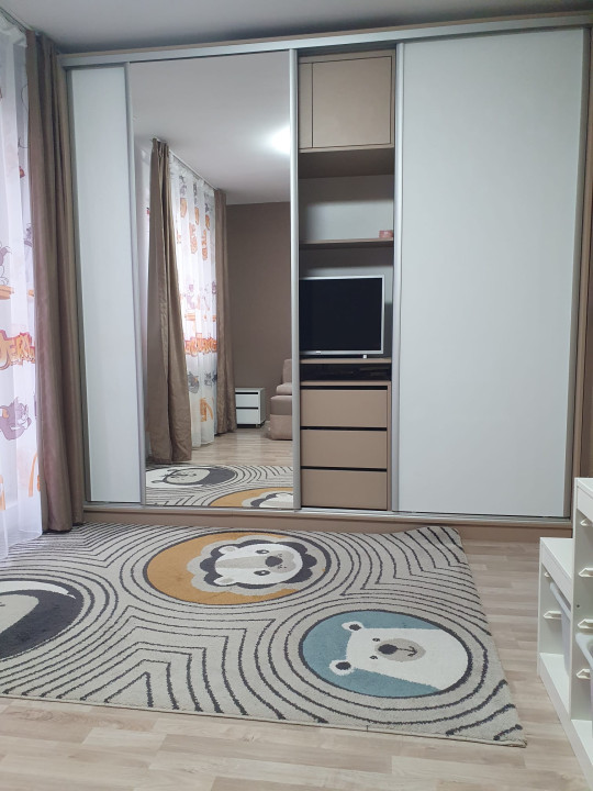 Apartament decomandat, 54 mp, 2 balcoane, parcare, zona Eroilor