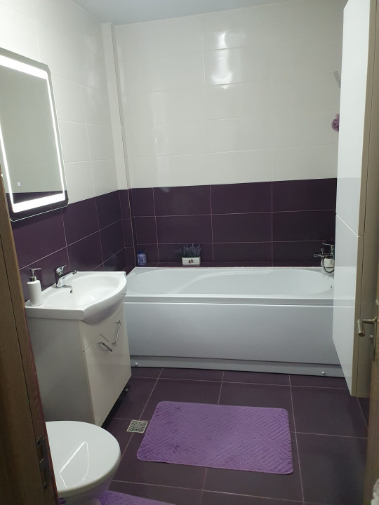 Apartament decomandat, 54 mp, 2 balcoane, parcare, zona Eroilor