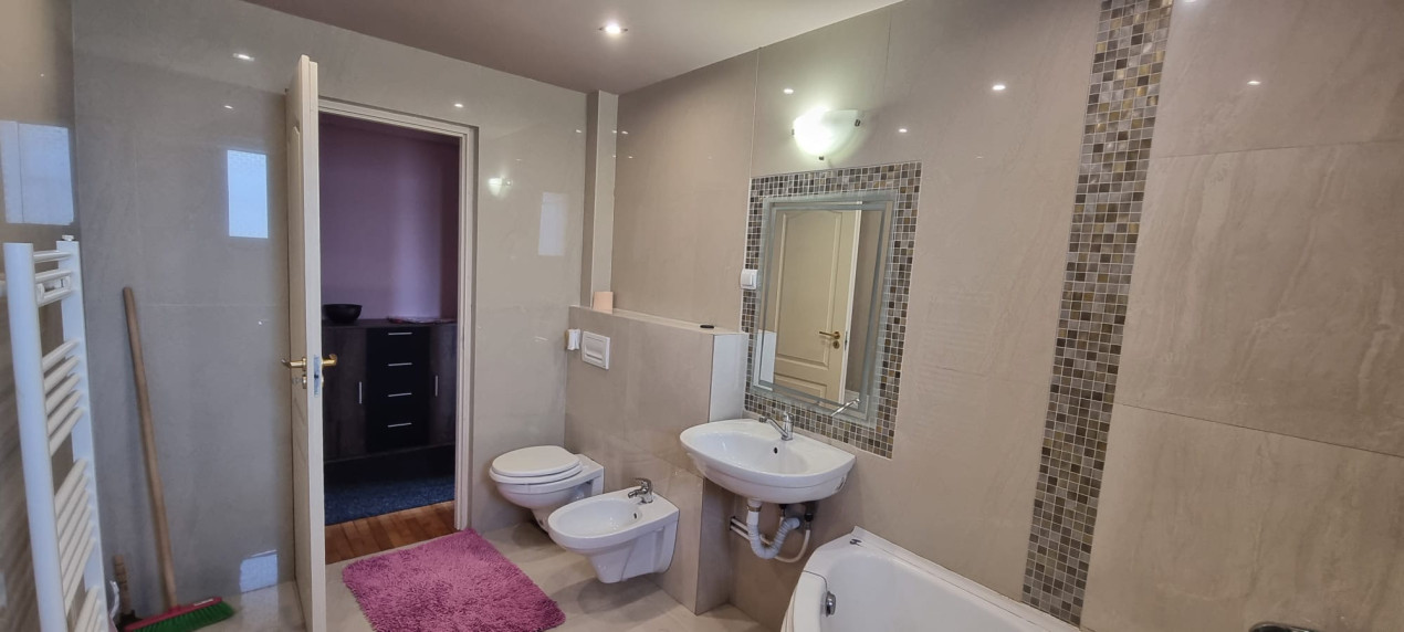 Apartament 3 Camere, 2 parcari ,3 balcoane, 68 mp, Zona Subcetate