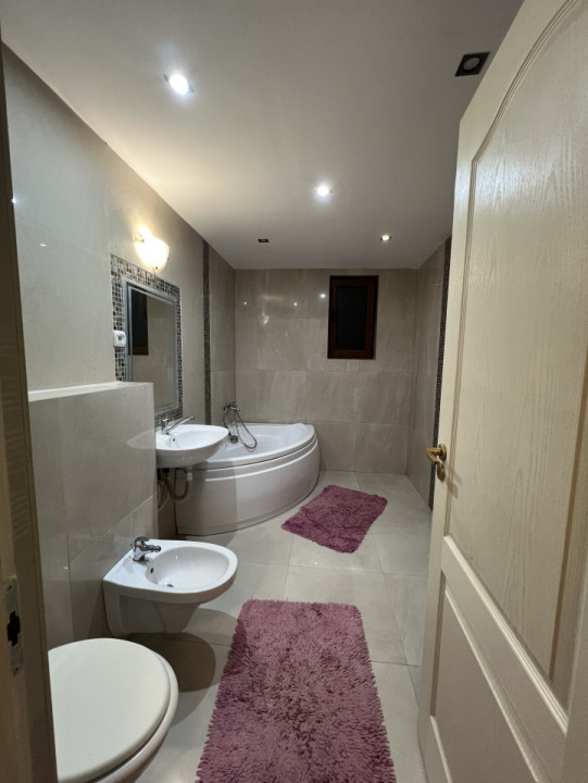 Apartament 3 Camere, 2 parcari ,3 balcoane, 68 mp, Zona Subcetate