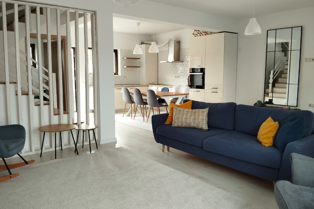 Duplex de vanzare cu 4 camere 2 curti amenajate, 2 parcari, panouri fotovoltaice