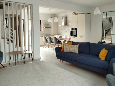 Duplex de vanzare cu 4 camere 2 curti amenajate, 2 parcari, panouri fotovoltaice