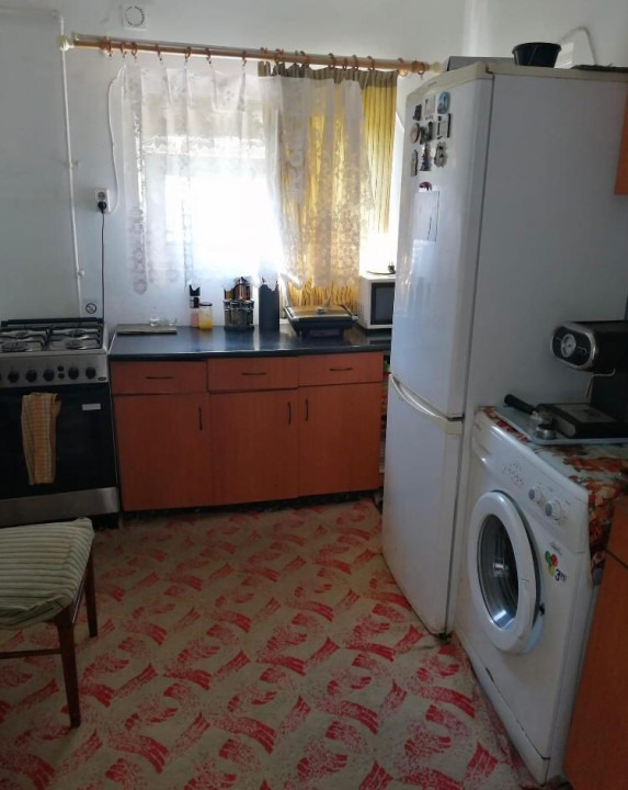 Casa cu 3 camere si curte  cu suprafata de 185 MP, la cheie intre lacuri