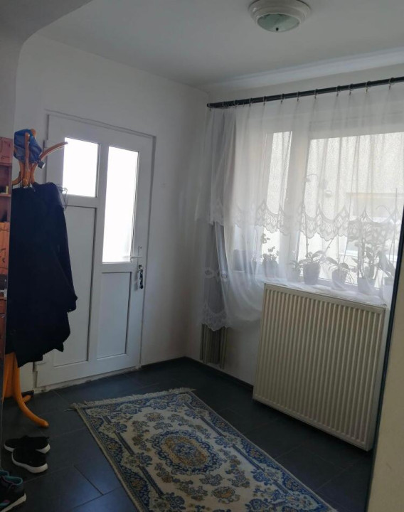 Casa cu 3 camere si curte  cu suprafata de 185 MP, la cheie intre lacuri