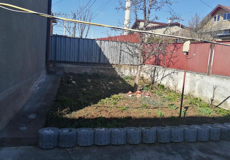 Casa cu 3 camere si curte  cu suprafata de 185 MP, la cheie intre lacuri