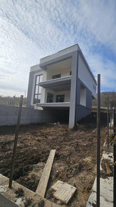 Casa individuala 225mp, 500mp teren, garaj, Roata Faget