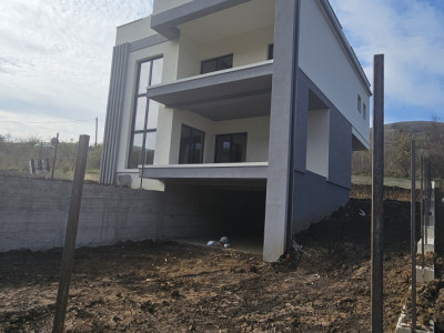 Casa individuala 225mp, 500mp teren, garaj, Roata Faget