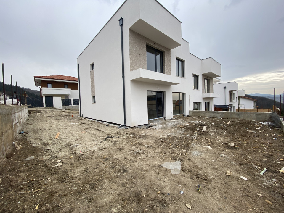 Casa tip duplex , panoramică , terasa pe acoperiș, curte,  124 mp utili 