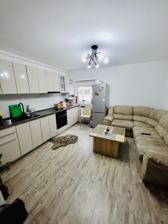 Apartament de 3 camere, 45 mp, balcon 8 mp, parcare, Zona Eroilor