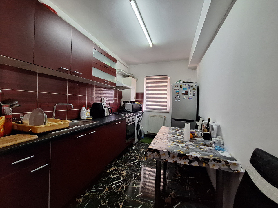 Apartament cu 2 camere, decomandat, 48 mp, parcare, zona Florilor