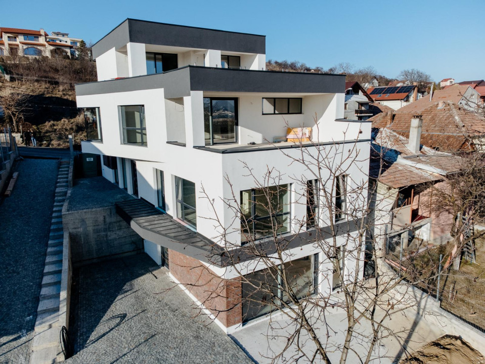 Casa cu 7 camere, 234mp utili, terasa panoramica, Dambul R.