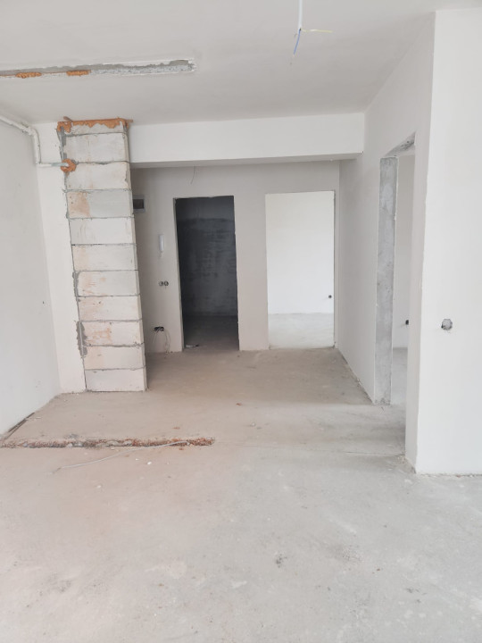 Apartament de 3 camere, semifinisat, 67 mp, balcon 4mp, parcare, zona Cetatii