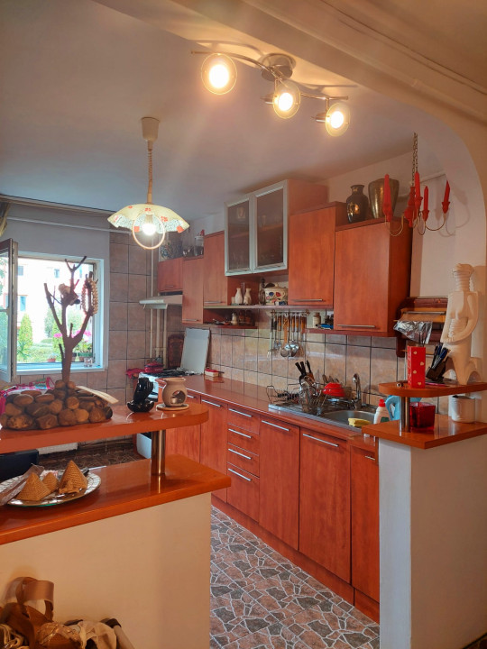 apartament cu 3 camere decomandate,2 bai,1balcon si 2 boxe