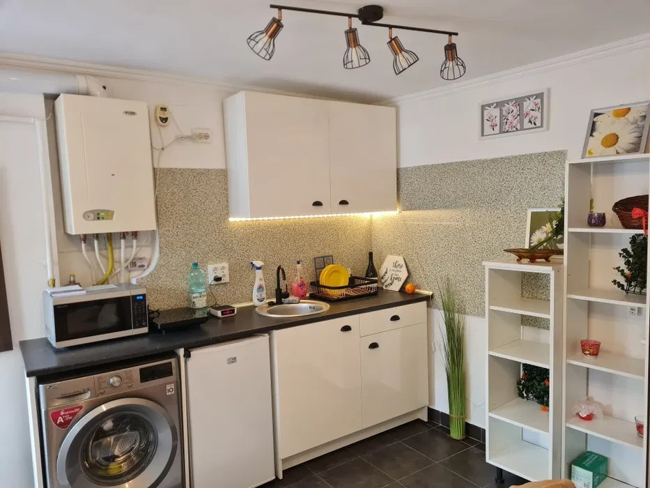 Investitie! Garsoniera finisata, terasa 14 mp, boxa, zona Turnul Pompierilor