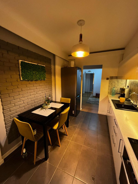 Apartament 3 camere decomandate, 2 băi, etajul 1, zona străzii București