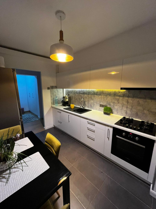 Apartament 3 camere decomandate, 2 băi, etajul 1, zona străzii București