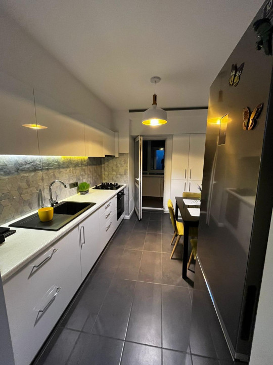 Apartament 3 camere decomandate, 2 băi, etajul 1, zona străzii București