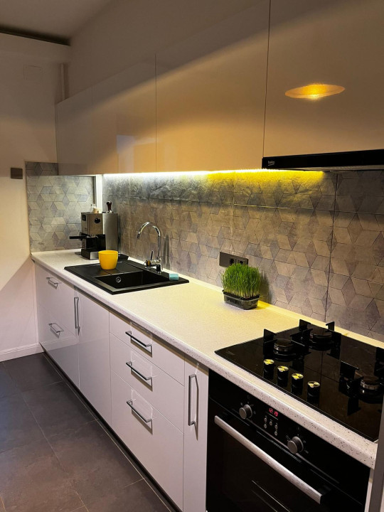 Apartament 3 camere decomandate, 2 băi, etajul 1, zona străzii București