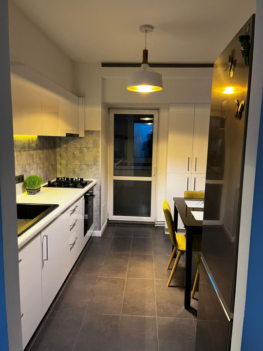 Apartament 3 camere decomandate, 2 băi, etajul 1, zona străzii București