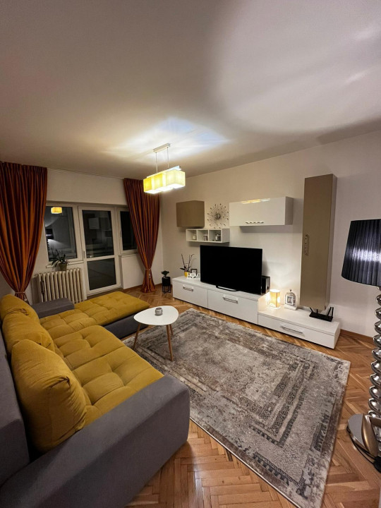 Apartament 3 camere decomandate, 2 băi, etajul 1, zona străzii București