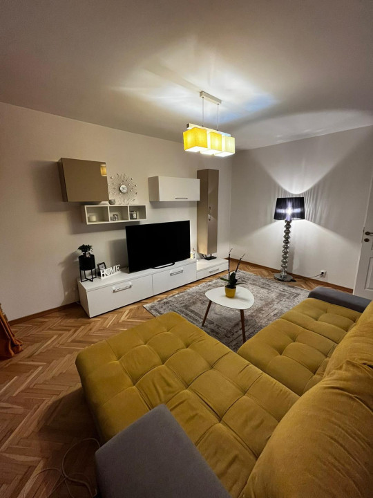 Apartament 3 camere decomandate, 2 băi, etajul 1, zona străzii București