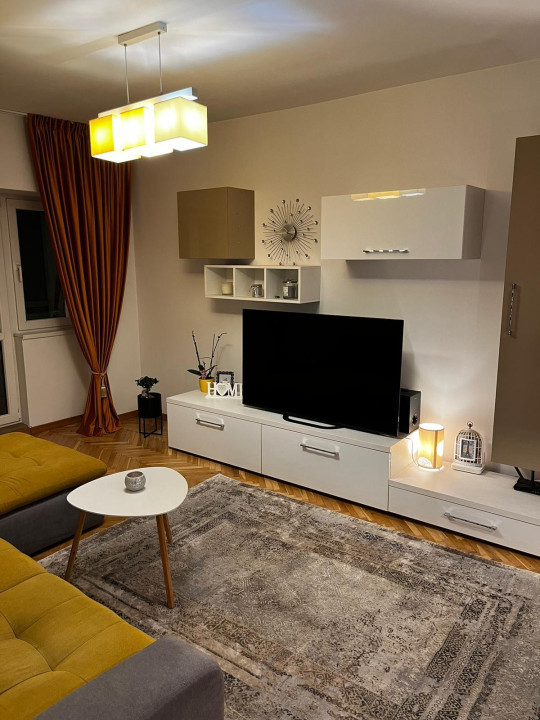 Apartament 3 camere decomandate, 2 băi, etajul 1, zona străzii București