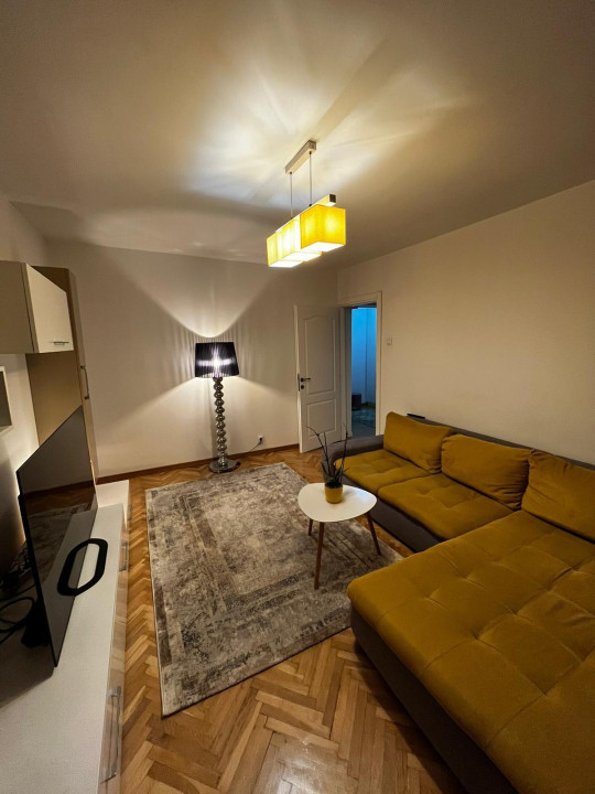 Apartament 3 camere decomandate, 2 băi, etajul 1, zona străzii București