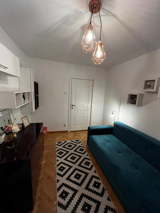 Apartament 3 camere decomandate, 2 băi, etajul 1, zona străzii București