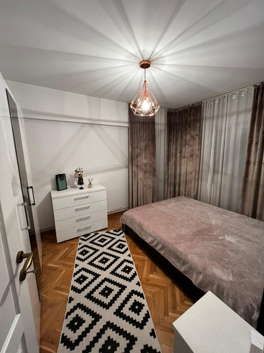 Apartament 3 camere decomandate, 2 băi, etajul 1, zona străzii București