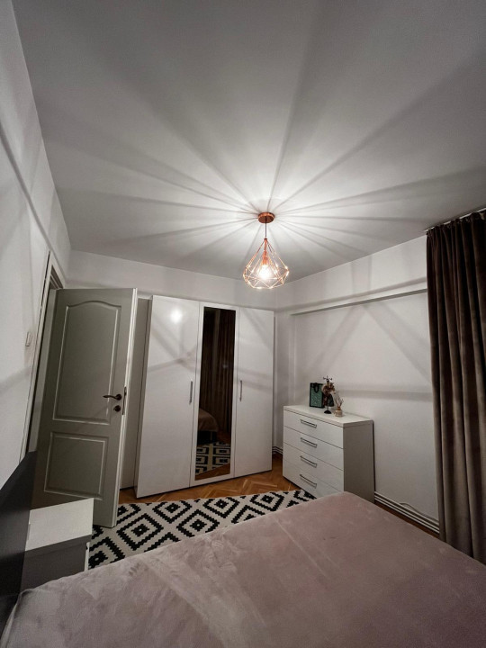 Apartament 3 camere decomandate, 2 băi, etajul 1, zona străzii București