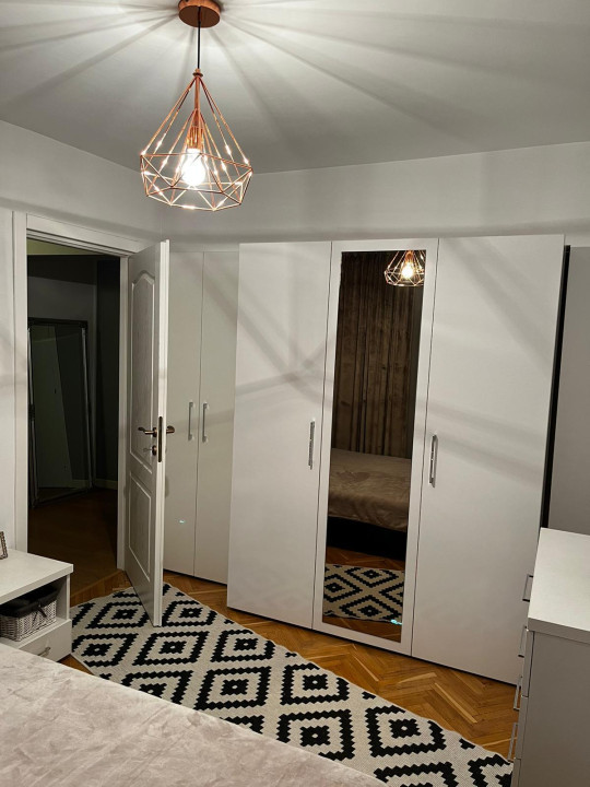 Apartament 3 camere decomandate, 2 băi, etajul 1, zona străzii București
