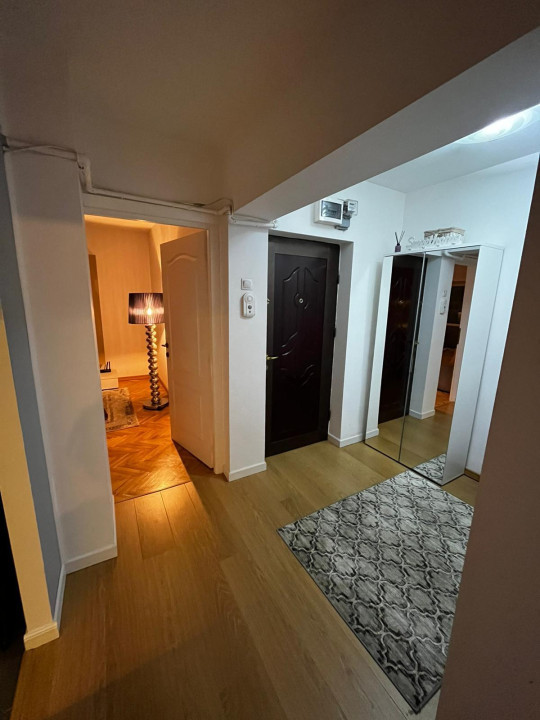 Apartament 3 camere decomandate, 2 băi, etajul 1, zona străzii București