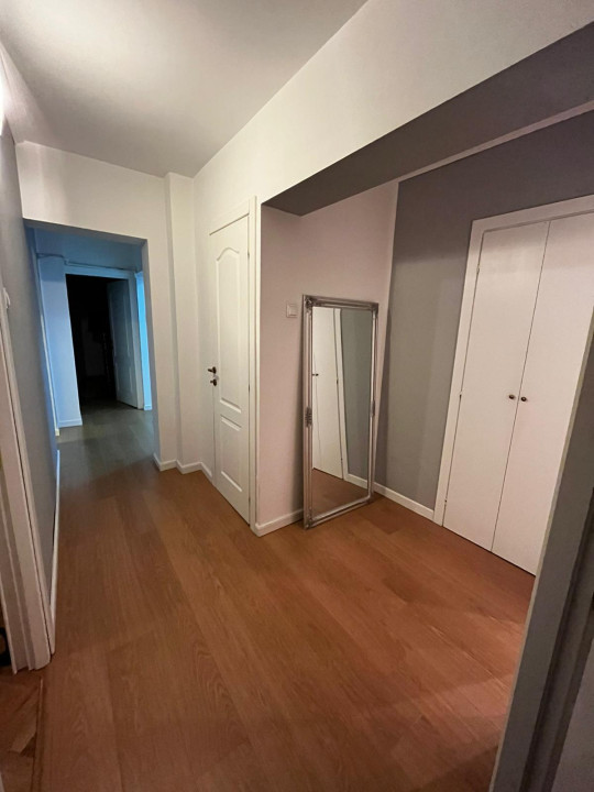 Apartament 3 camere decomandate, 2 băi, etajul 1, zona străzii București