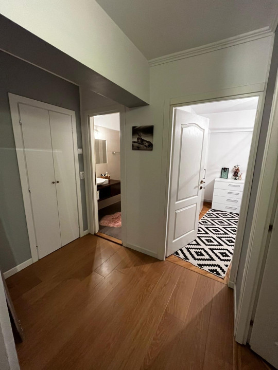 Apartament 3 camere decomandate, 2 băi, etajul 1, zona străzii București