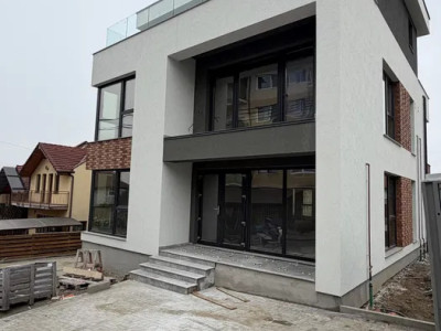 Spatiu comercial, 220 mp, CF disponibil, zona Grand Hotel Italia