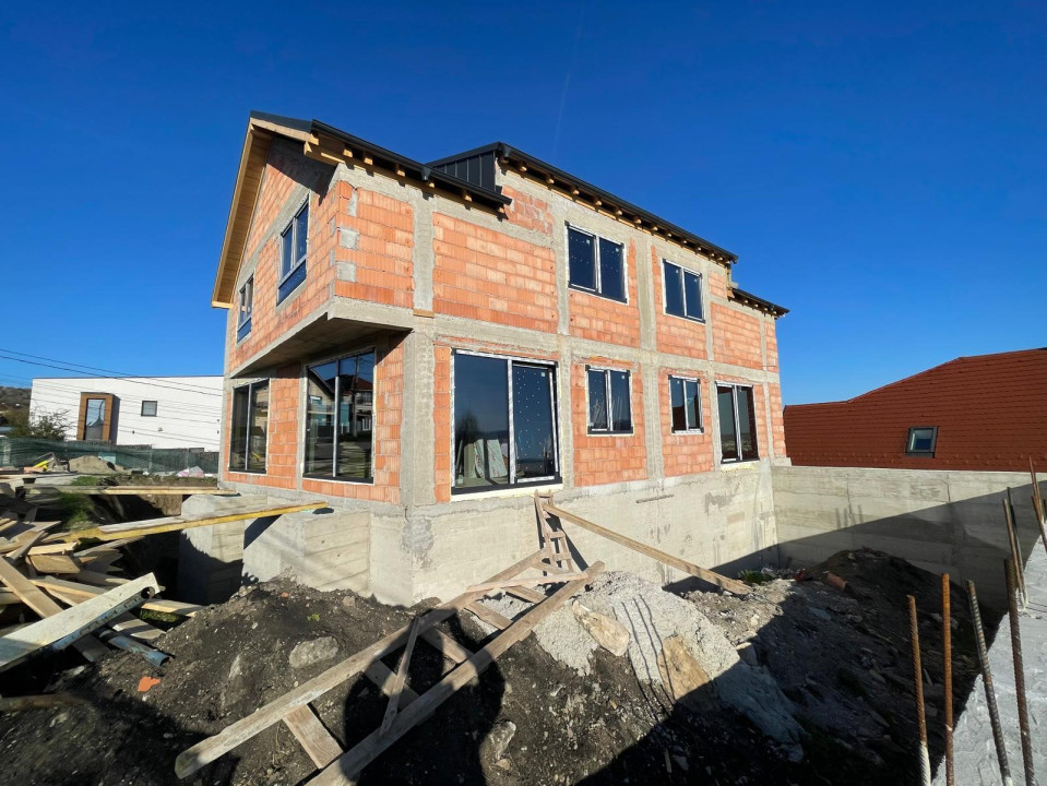 Casă cuplată, 4 camere, 156 mp utili, semifiniasată, cartier Dâmbul Rotund