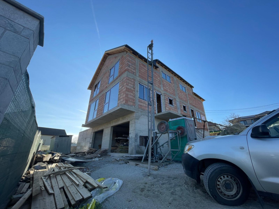 Casă cuplată, 4 camere, 156 mp utili, semifiniasată, cartier Dâmbul Rotund